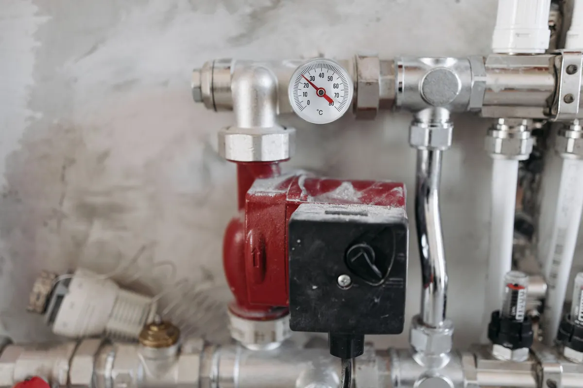 Heating circulation pump and pipework with a pressure gauge
