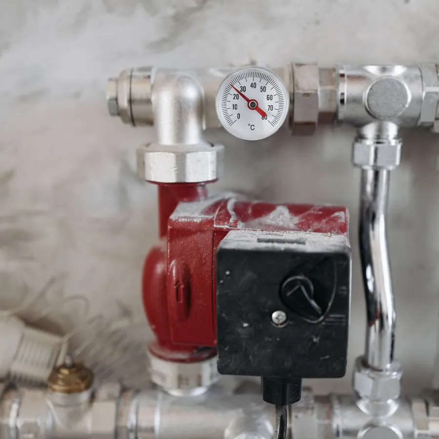 Heating circulation pump with a pressure gauge